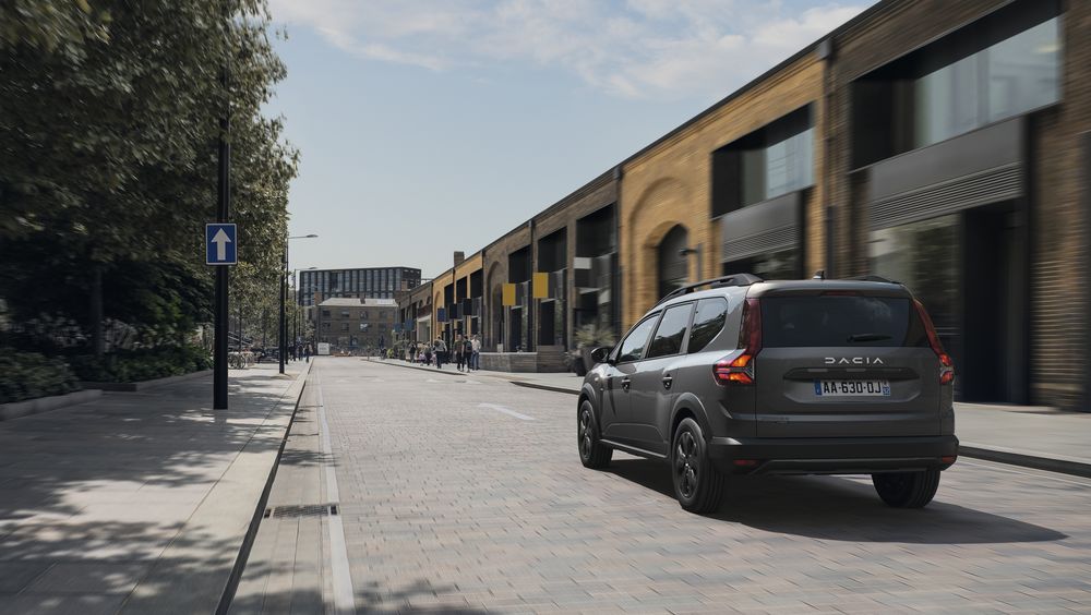 Preț Dacia Jogger HYBRID 140
