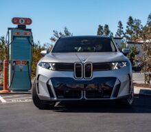 BMW iX5 se alimentează cu 460 kW, acumulează energie pentru 350 km în 10 minute