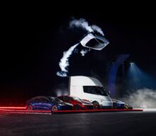 [VIDEO] Tesla Roadster zboară, având propulsoare de rachetă